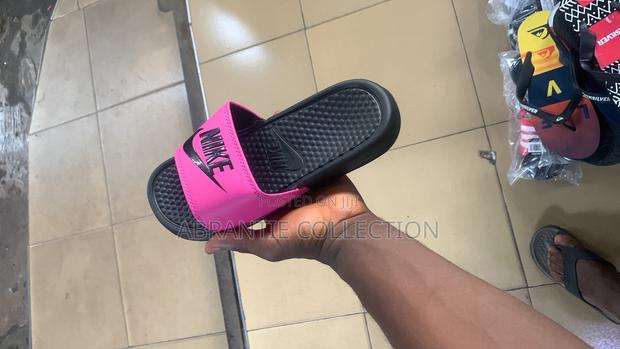 Nike Benassi Slides for Ladies · Photo 4