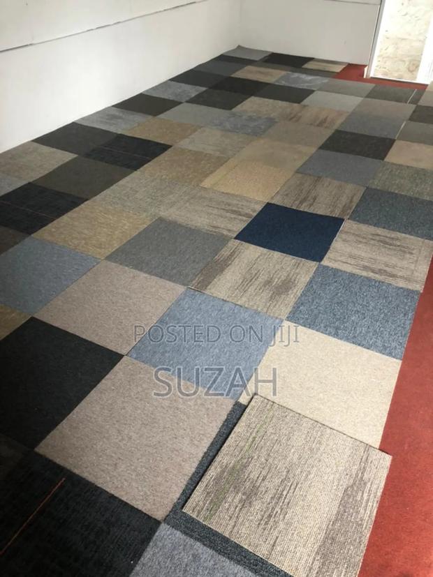 Woolen Carpet in Squares · Photo 1