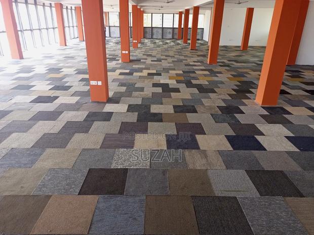 Sized in Tile Woolen Carpet · Photo 1