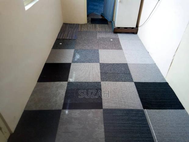 Woolen (Squared ) Carpet · Photo 1