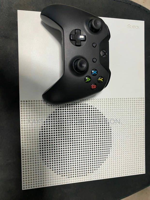 Xbox One S With 1 Controller, Fc 27 Other Games · Photo 1