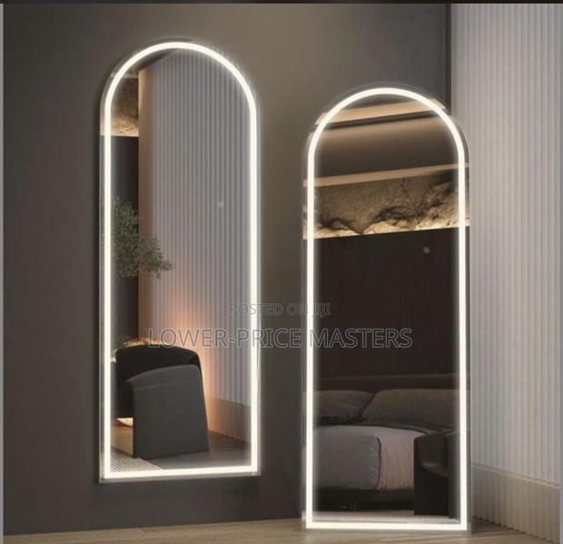 Standing and Hanging Mirror With Led Lights · Photo 1