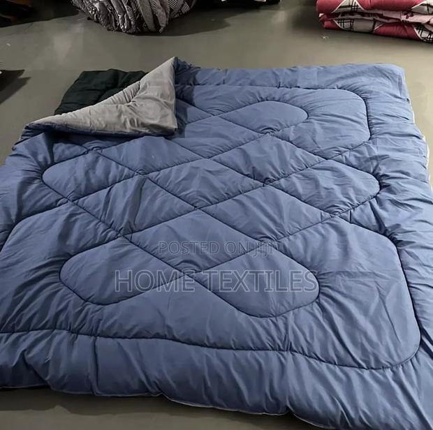 7 Pieces Plain Coloured Reversible Duvets Sets for King Size · Photo 1