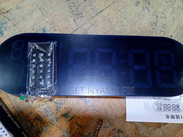 Digital LED Clock With Remote Control · Photo 2