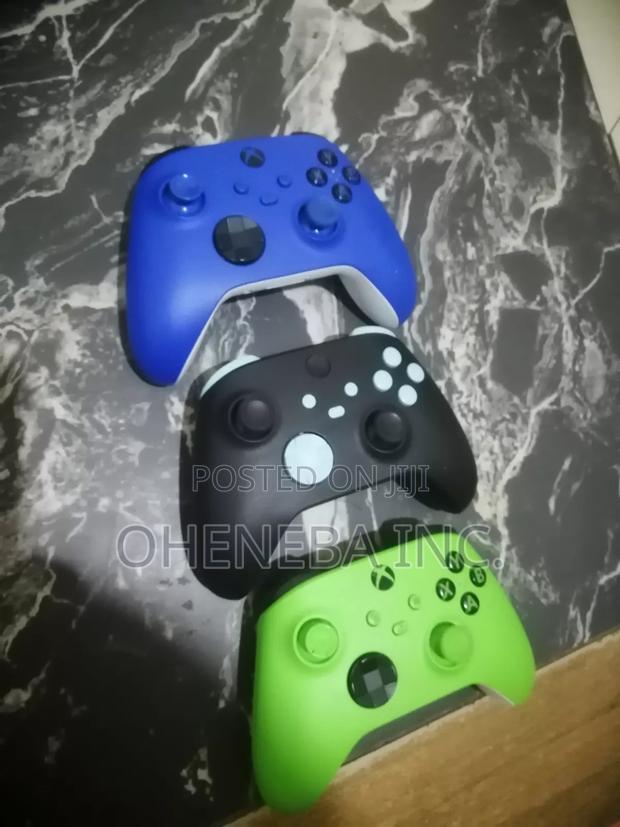 Xbox Series Controllers · Photo 2