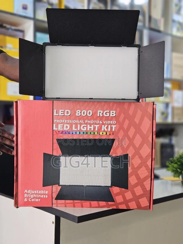 Led 800 RGB Varicolor Video Light With Battery and Stand · Photo 1