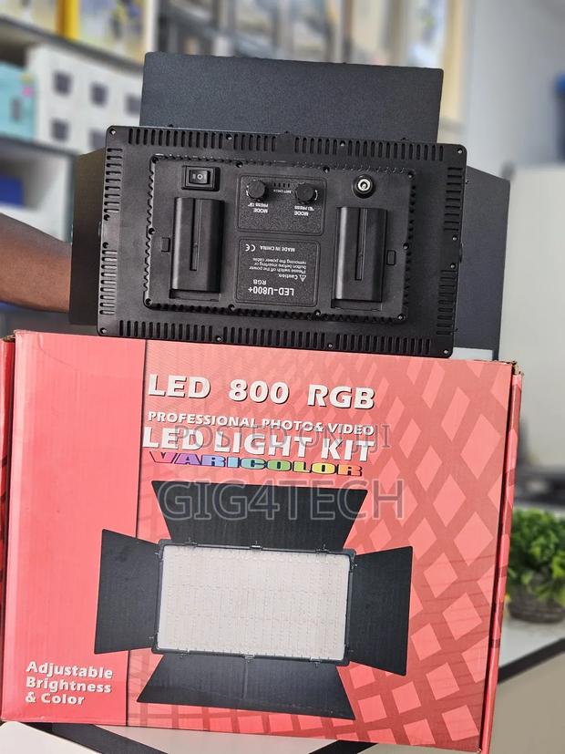 Led 800 RGB Varicolor Video Light With Battery and Stand · Photo 2