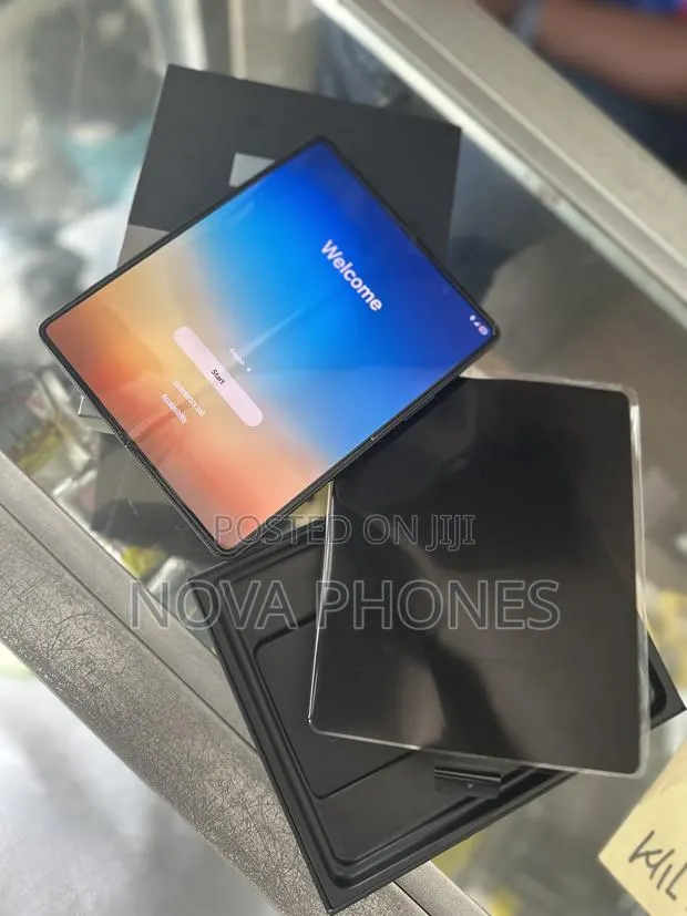 New Samsung Galaxy Z Fold 3 256 GB Black · Photo 1