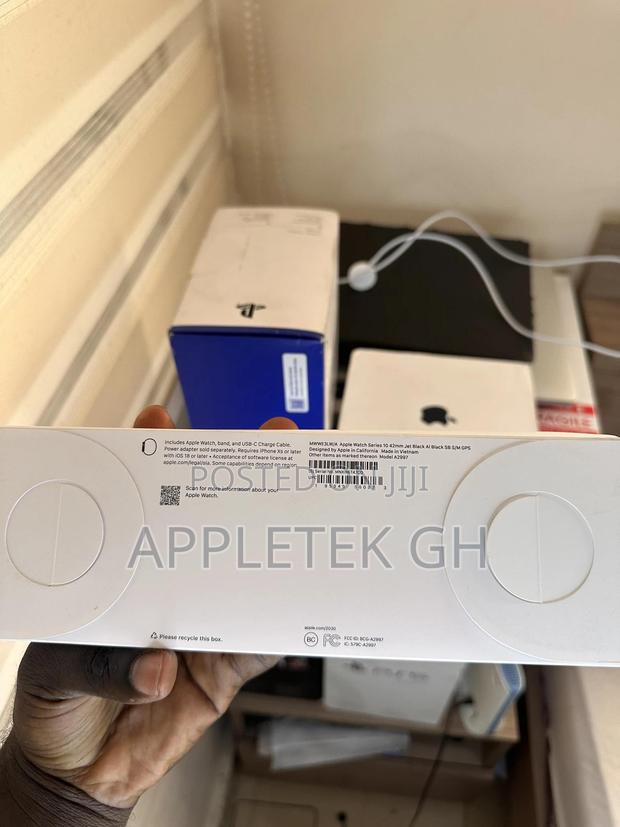 Series 10 GPS Only Jet Black · Photo 2