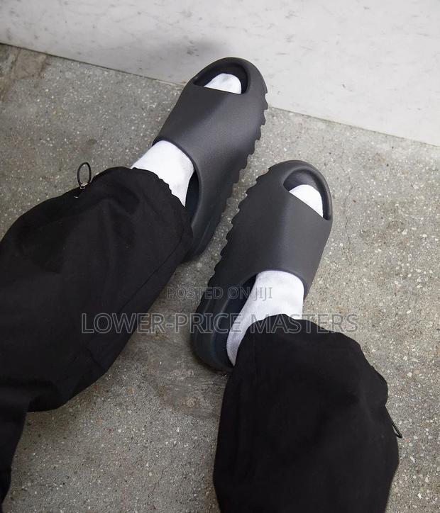 Adidas Yeezy · Photo 1