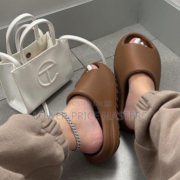 Adidas Yeezy · Photo 4
