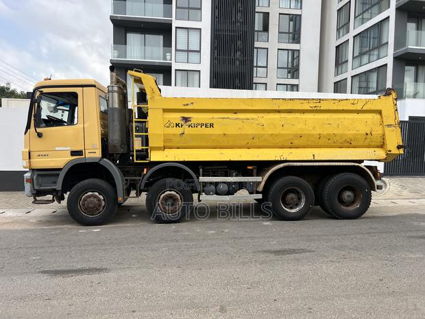 Mercedes Benz Tipper Truck · Photo 2