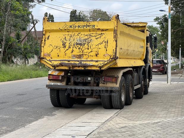 Mercedes Benz Tipper Truck · Photo 4
