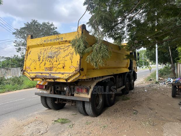 Mercedes Benz Tipper Truck · Photo 7