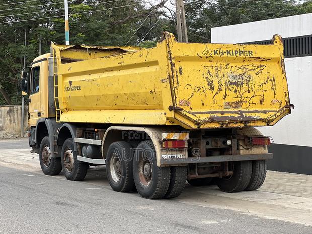 Mercedes Benz Tipper Truck · Photo 3