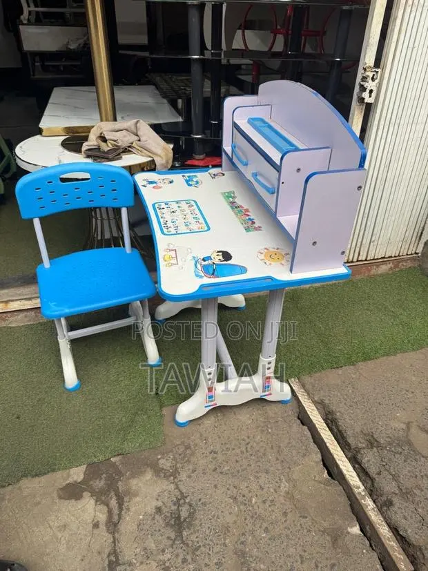 Children Table and Chairs · Photo 1