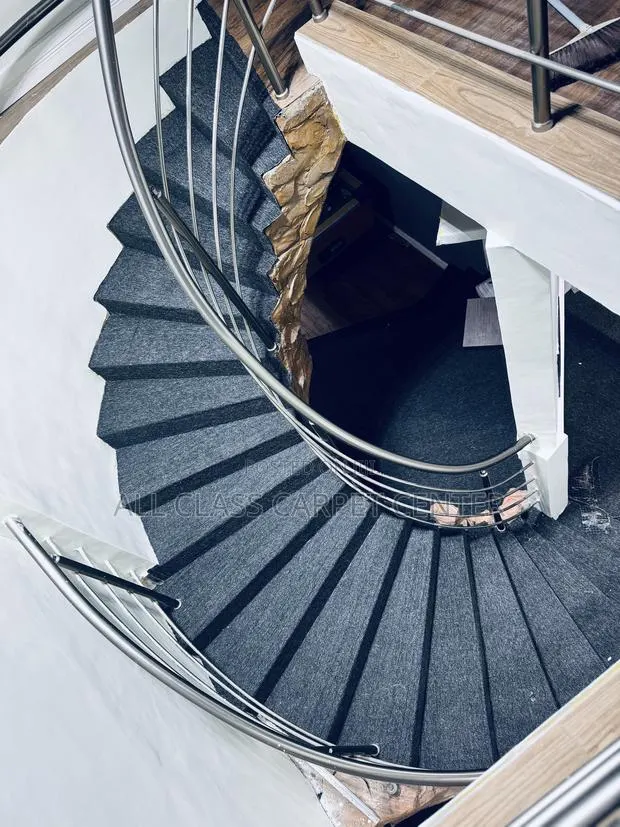 Quality Woolen Carpet for Staircase and Auditoriums · Photo 1