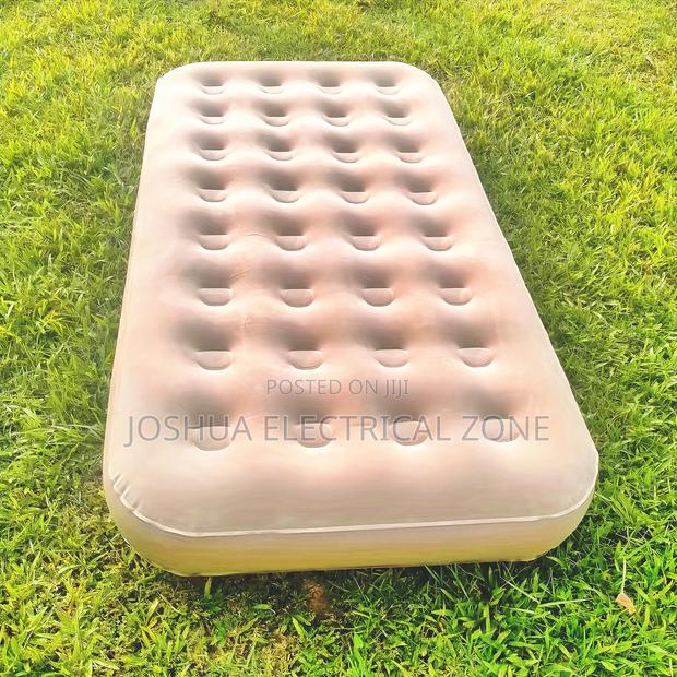 Air Bed With Built-in Pump · Photo 2