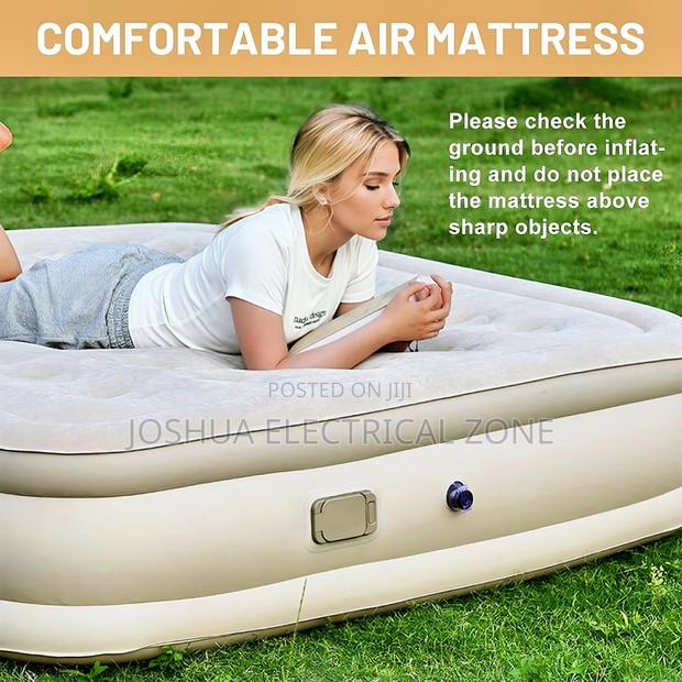 Air Bed With Built-in Pump · Photo 3