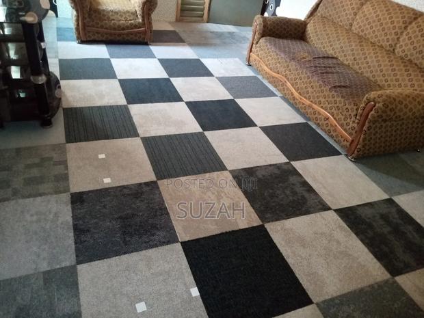 Square Rubber-underpad Carpet · Photo 1