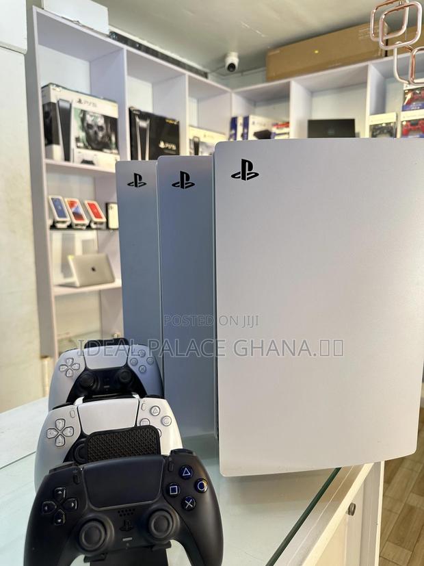 Standard Ps5 With Multiple Games · Photo 2