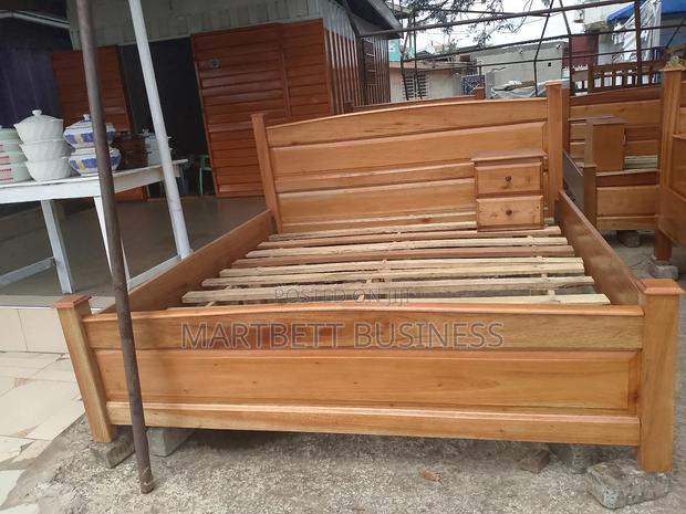 Queen Size Bed With a Side Drawer · Photo 1