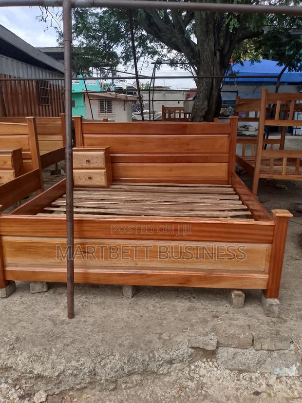 Queen Size Bed With a Side Drawer · Photo 2