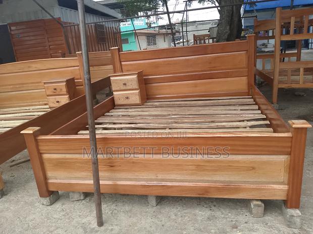 Queen Size Bed With a Side Drawer · Photo 3