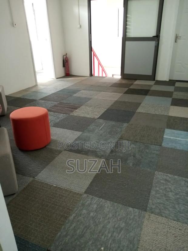 20in Square Modular Carpet · Photo 1