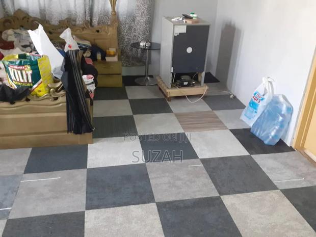 Square Living Room Carpet · Photo 1