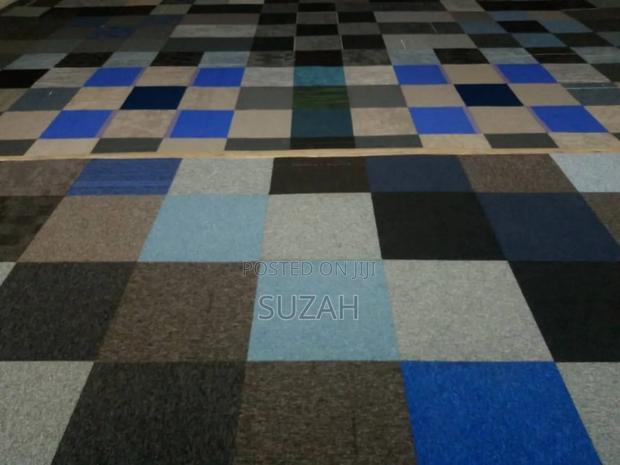 Square Polyvinyl-Backed Carpet · Photo 1