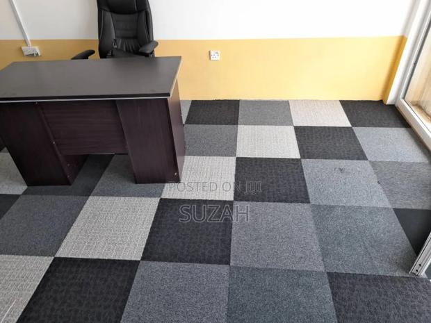 Tile-Size Woolen Carpet · Photo 1