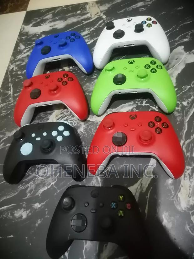 Xbox Series Controllers · Photo 1
