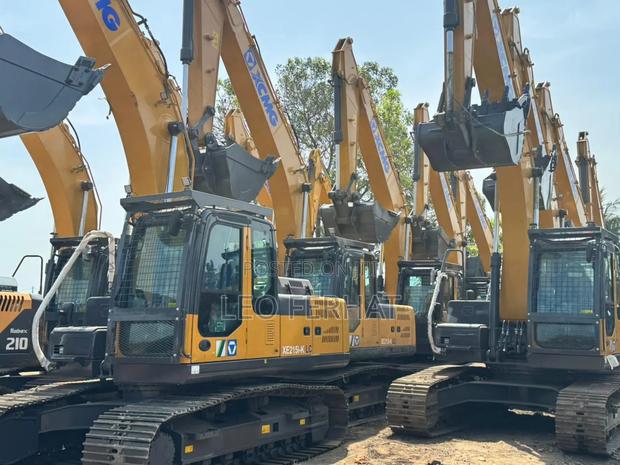215 Brandew Excavator · Photo 2