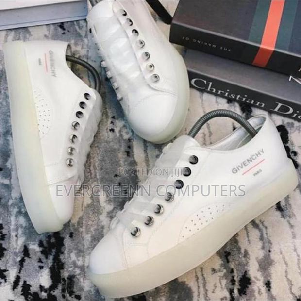 Luxurious Sneakers · Photo 2