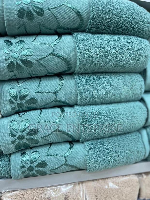 Luxurious Large Towels Available in Different Colors · Photo 1