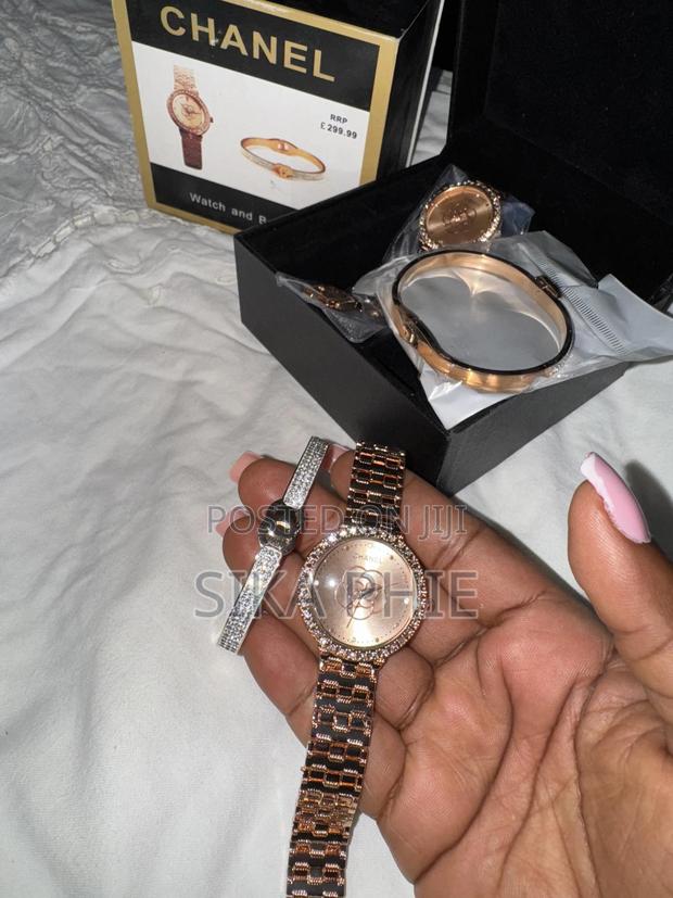 Original CHANEL Gift Box Including Watch and Bracelet · Photo 1