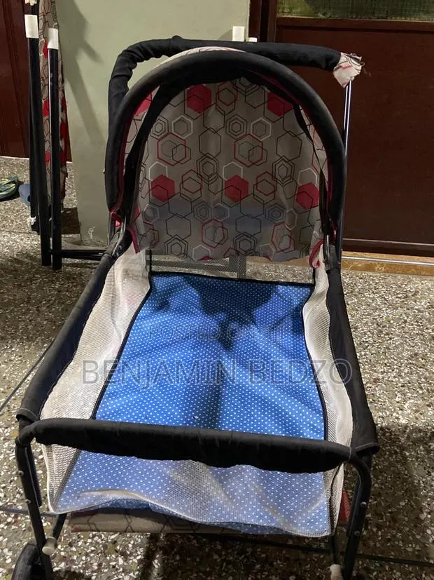 Baby’S 2 In 1 Metal Cot With Net · Photo 1