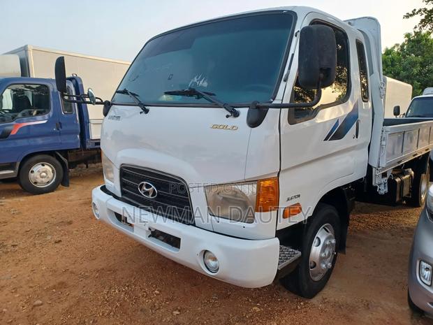 3.5 Hyundai Mighty Truck 6 Holes · Photo 1