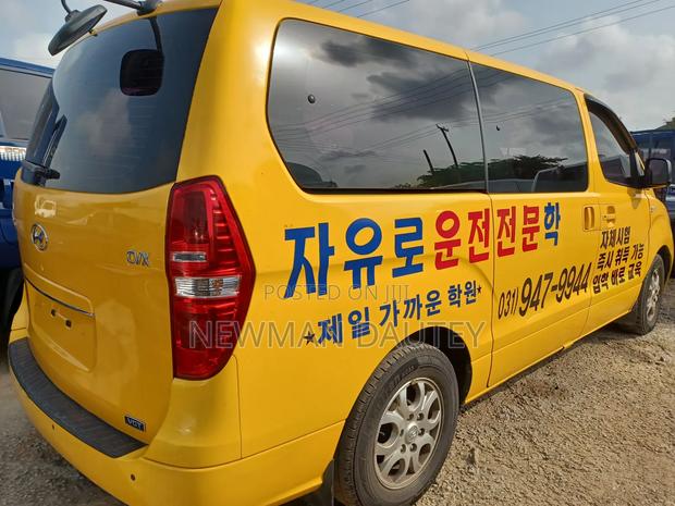 Hyundai Starex 2012 Yellow · Photo 1