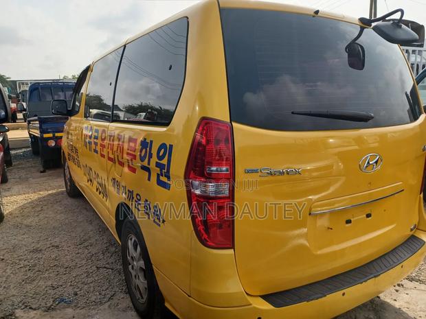 Hyundai Starex 2012 Yellow · Photo 2