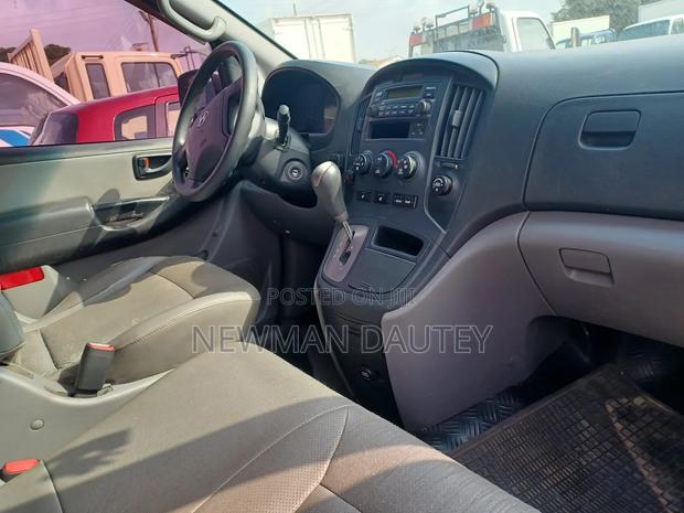 Hyundai Starex 2012 Yellow · Photo 6