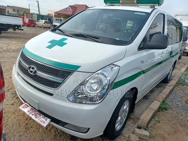Hyundai Starex 2012 White · Photo 1