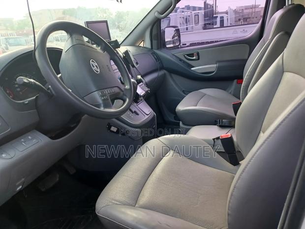 Hyundai Starex 2012 White · Photo 4