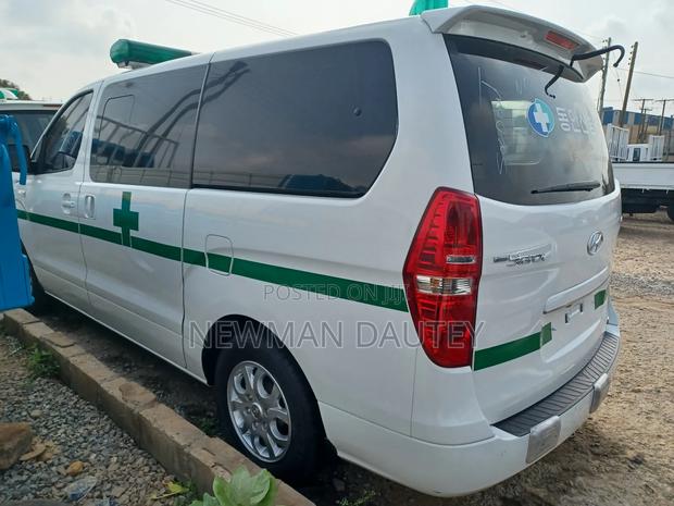 Hyundai Starex 2012 White · Photo 5