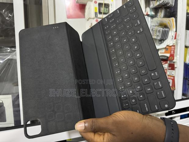 11-Inch Smart Keyboard Folio for iPad Pro /iPad Air · Photo 1