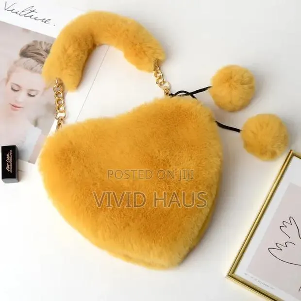 Luxury Faux Heart-Shaped Bag Yellow · Photo 1