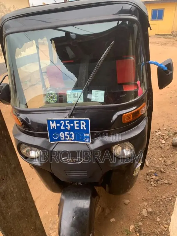 Bajaj RE 2025 Black · Photo 1