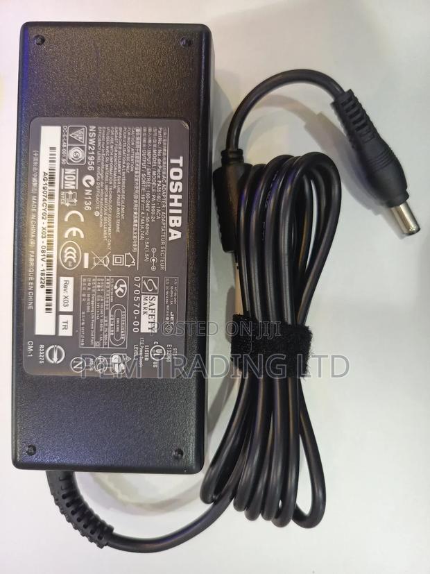 Original Toshiba Adapter 90W · Photo 1