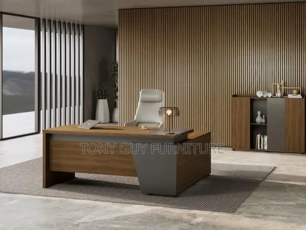 Wooden Manager Desk · Photo 1